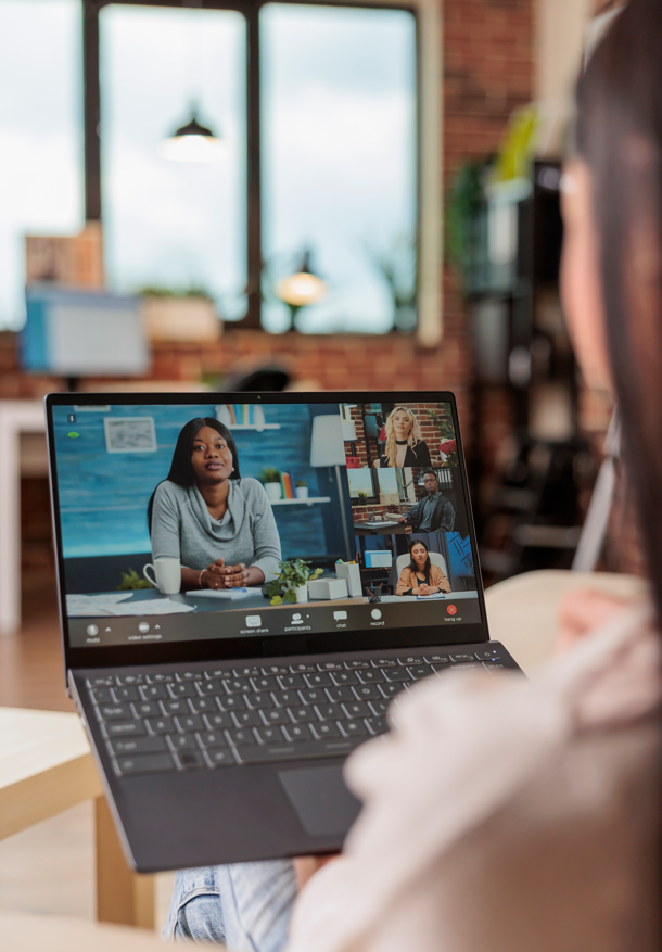 Participante suivant un webinaire en visioconférence